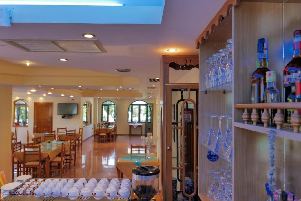 Blue Heaven Hotel Sarandë Esterno foto