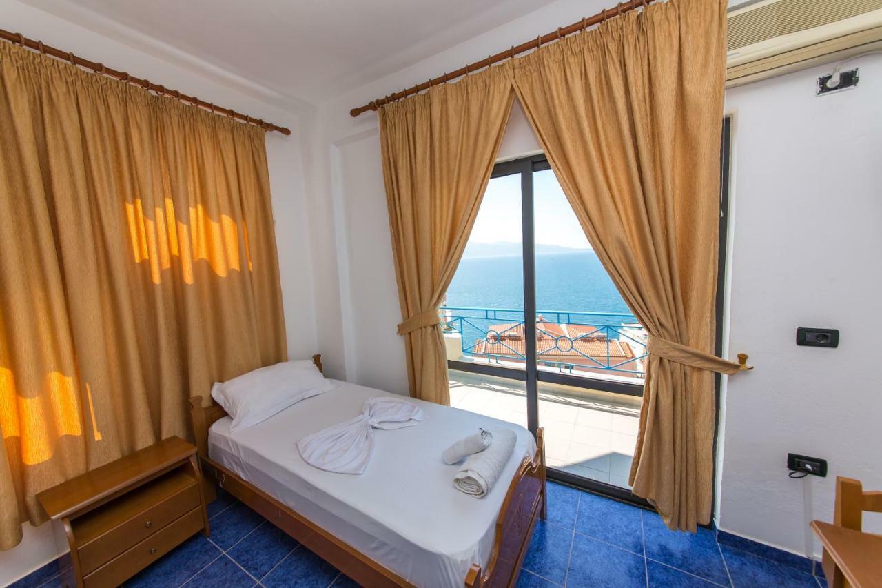Blue Heaven Hotel Sarandë Esterno foto