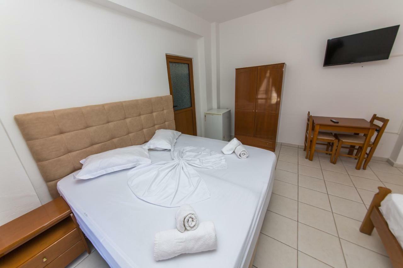 Blue Heaven Hotel Sarandë Esterno foto