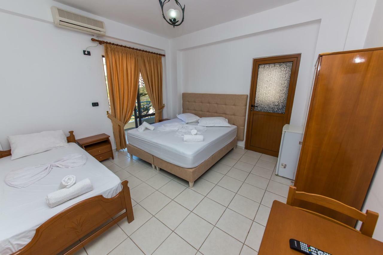 Blue Heaven Hotel Sarandë Esterno foto